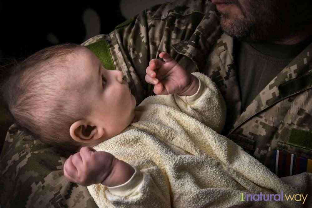 military-mom-with-baby- breastfeeding while traveling