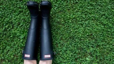 woman-wearing-hunter-rain-boots-in-grass