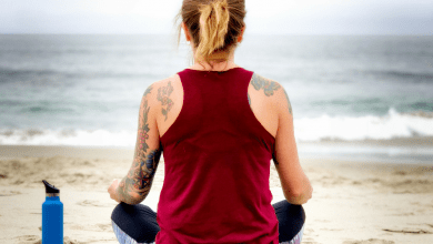 new-mom-beginning-her-fitness-journey-doing-yoga-on-the-beach-teachworkoutlove.com