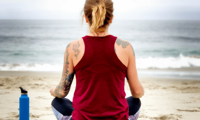 new-mom-beginning-her-fitness-journey-doing-yoga-on-the-beach-teachworkoutlove.com