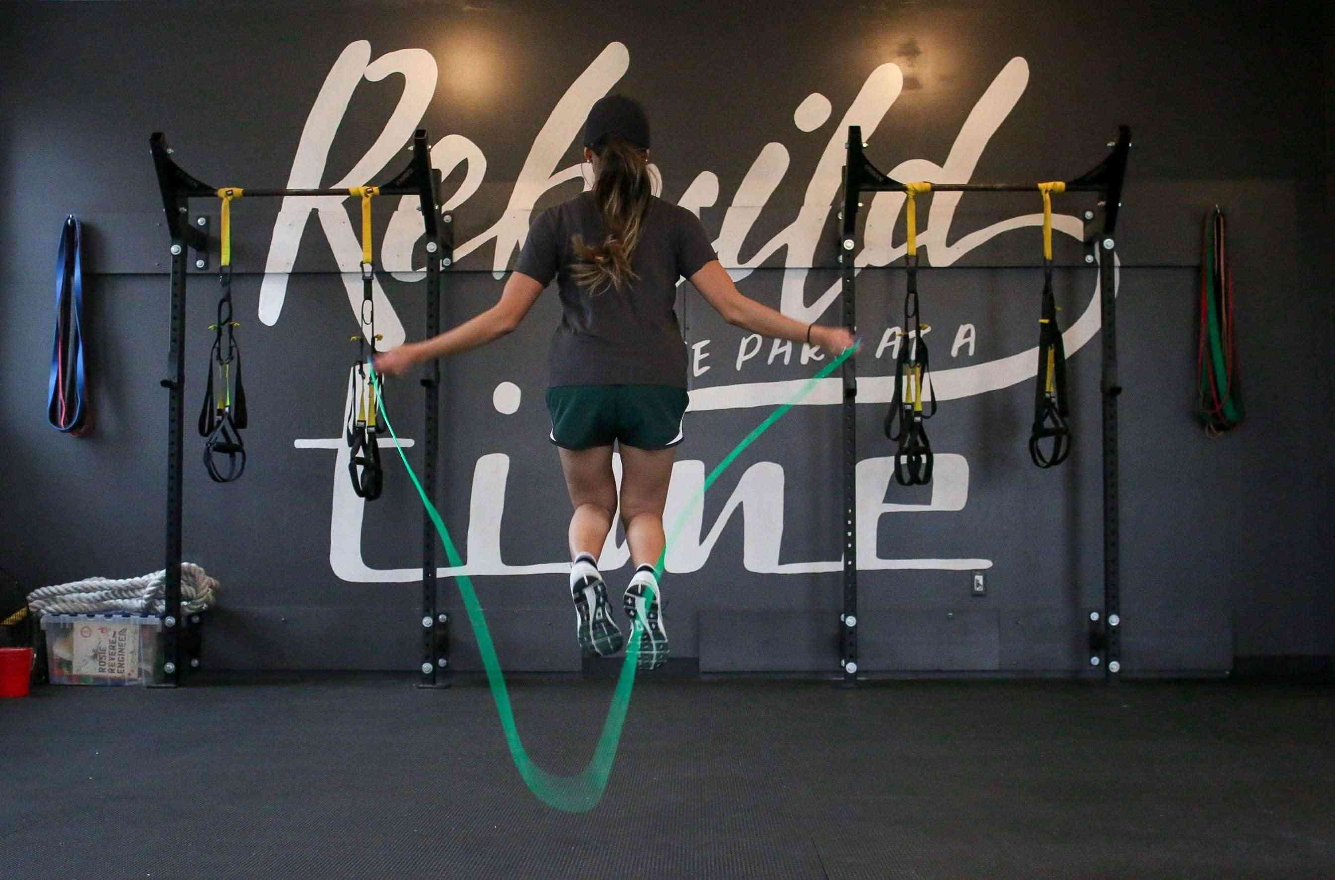 woman-skipping-rope-losing-weight-teachworkoutlove.com