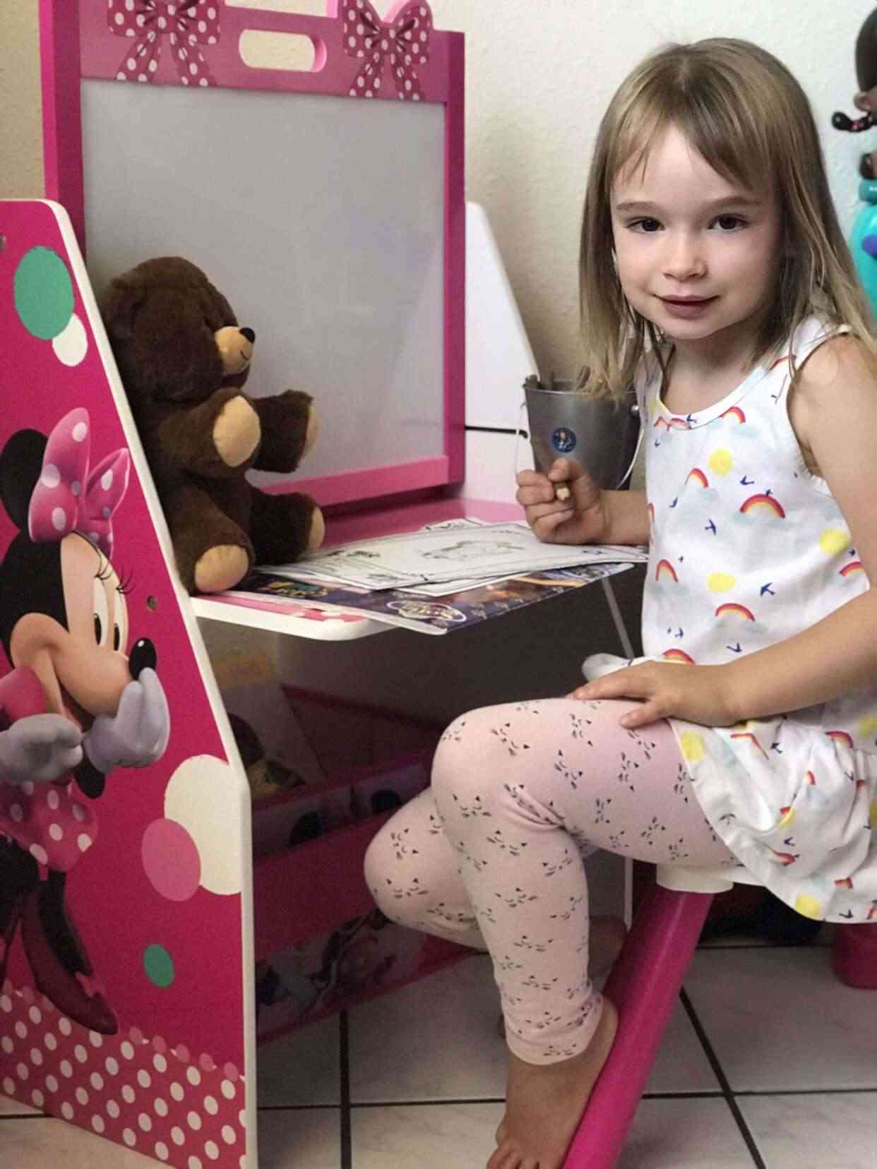 easel used for artistic supplies and creativeness by Delta Children delta-children-art-easel