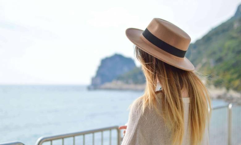 pregnant-mom-overlooking-the-ocean-teachworkoutlove.com