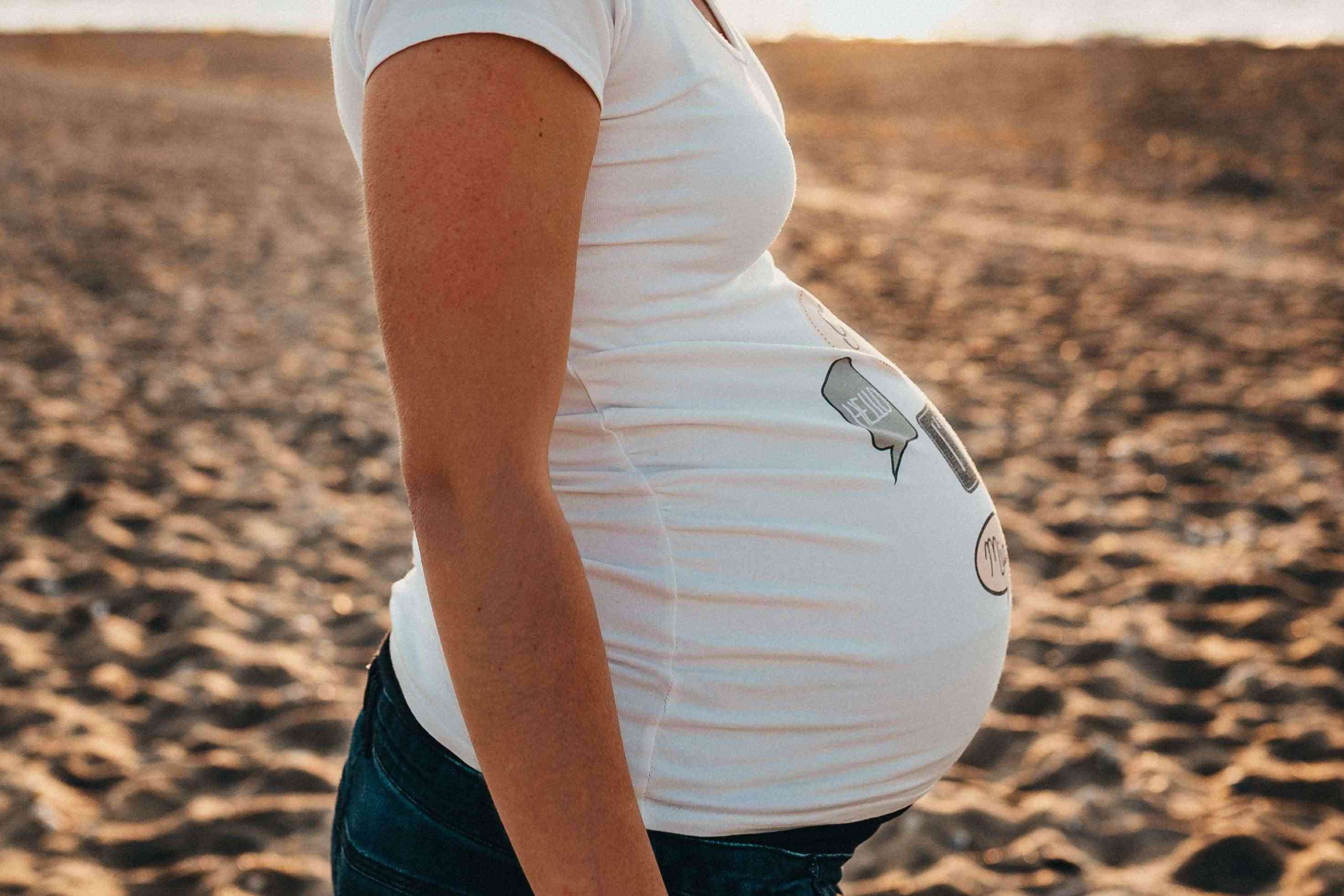 pregnant-mama-on-the-beach