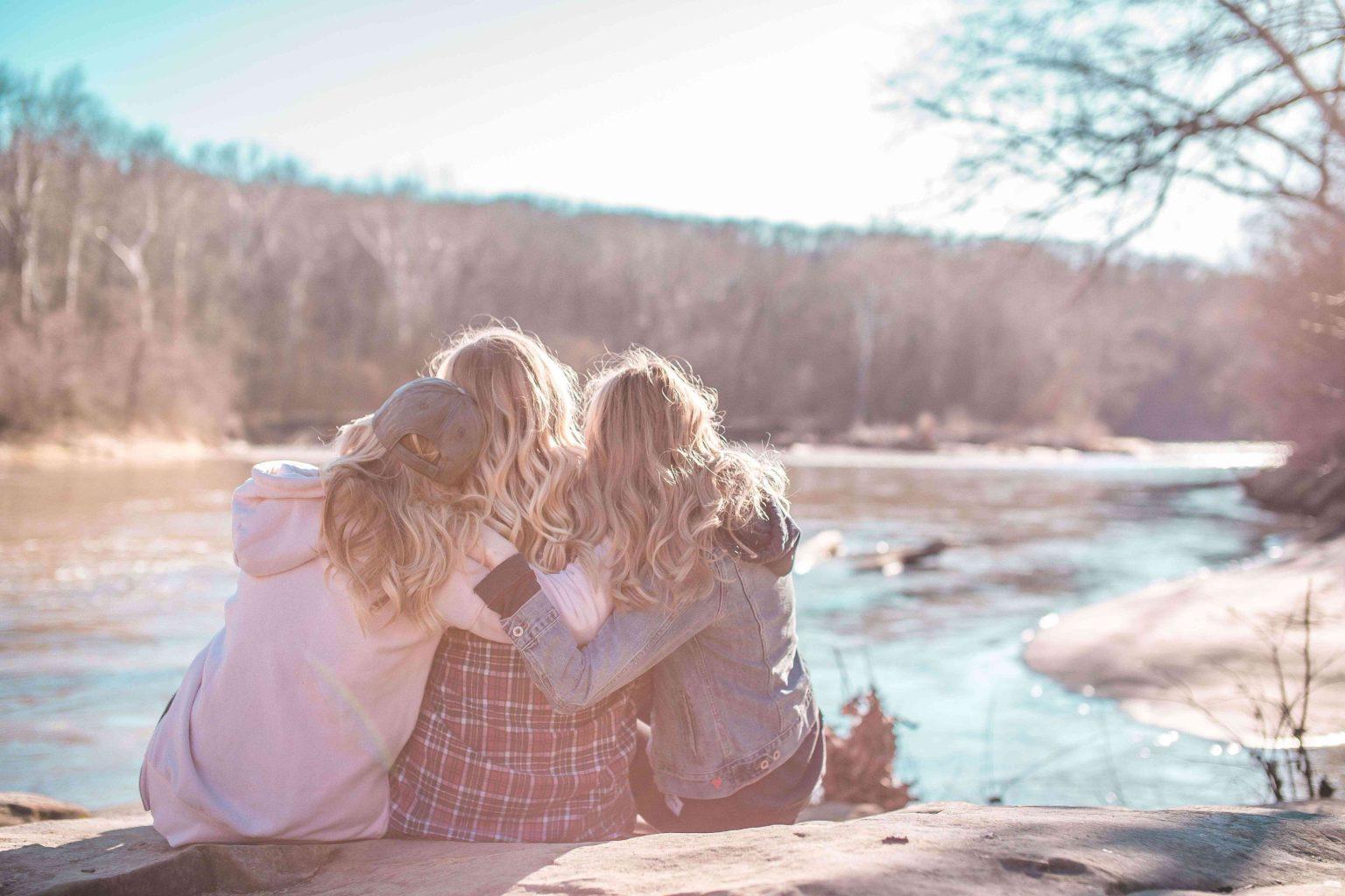 kids-saying-goodbye-to-friends-when-moving