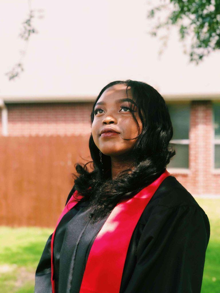 graduate-getting-ready-for-college-need-scholarships