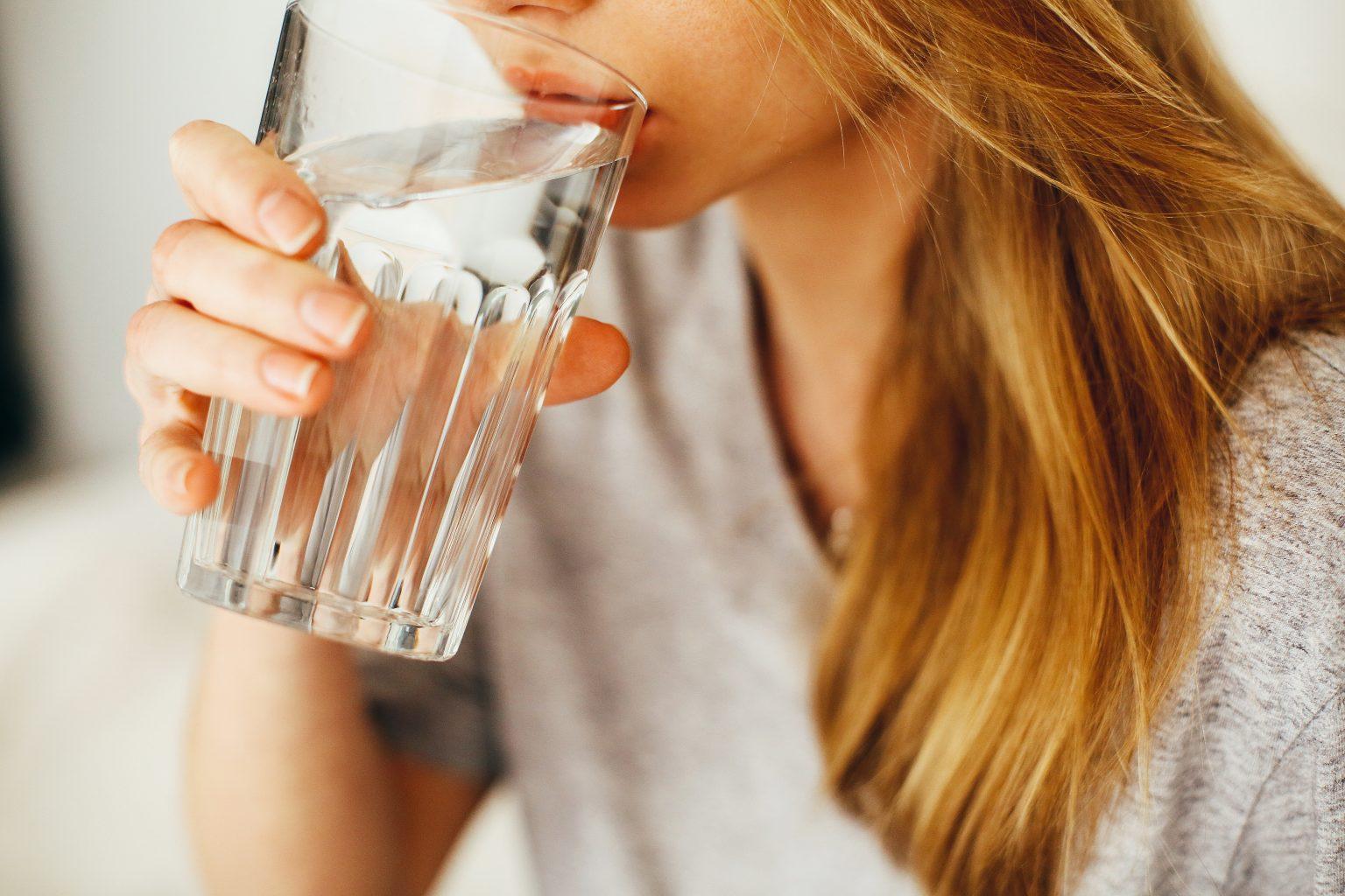 drinking-water-helps-your-teeth