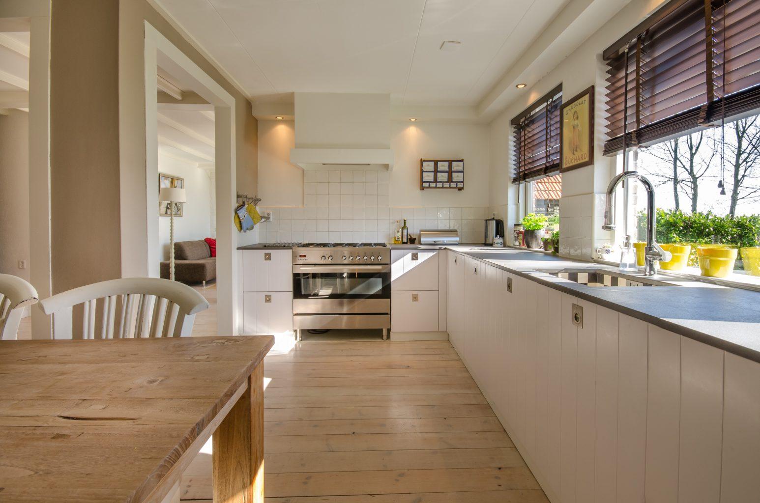 clean-countertops-in-kitchen