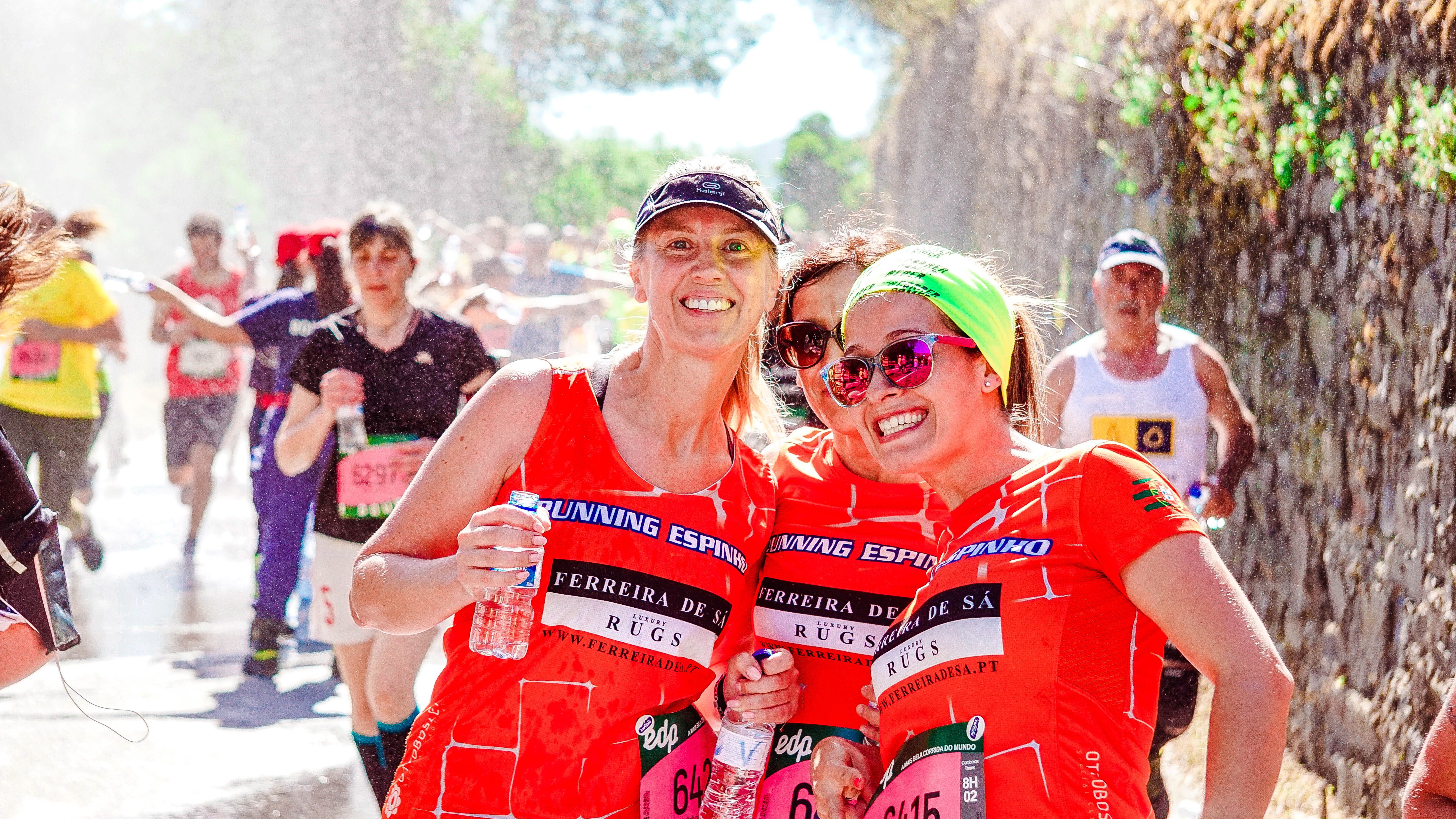 drinking-water-vs-electrolyte-drink-women-racing
