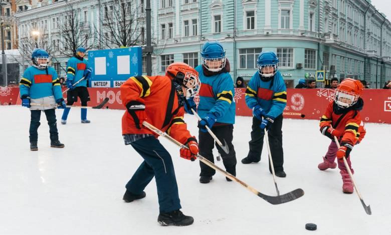 kids playing hockey