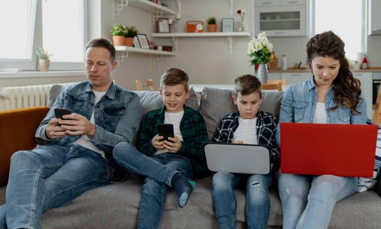 How Cell Phones Affect Family Relationships & How To Fix It